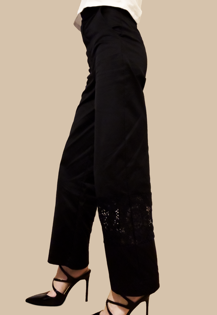 <strong>PANTALONE NERO </strong> - con inserto in pizzo