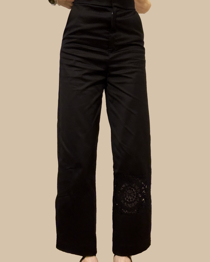 Pantalone nero con inserto in pizzo