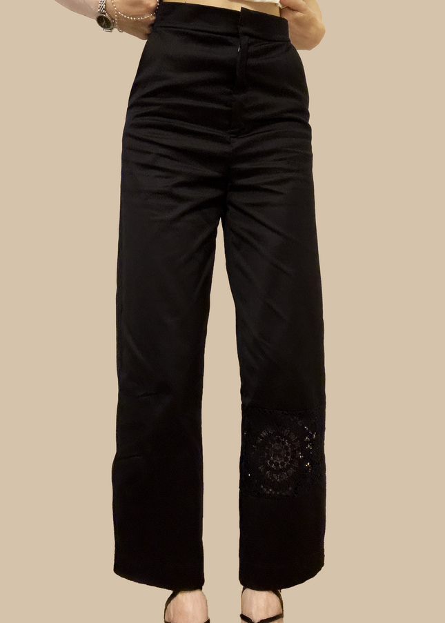 Pantalone nero con inserto in pizzo